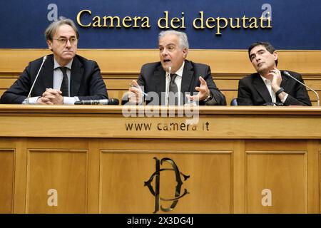 Angelo Bonelli, Nicola Fratoianni AVS con Roberto Salis (Centro), Padre di Ilaria Salis detenuta in Ungheria e candidata Alleanza Verdi Sinistra alle elezioni europee, in occasione della conferenza stampa tenutasi alla Camera dei Deputati a Roma, Venerdì, 26. April 2024 (Foto Mauro Scrobogna/LaPresse) Angelo Bonelli, Nicola Fratoianni AVS mit Roberto Salis (Mitte), Vater von Ilaria Salis in Ungarn inhaftiert, und Alleanza Verdi Sinistra Kandidat für die Europawahlen, anlässlich der Pressekonferenz in der Abgeordnetenkammer in Rom, Freitag, 26. April 2024 (Foto: Mauro Stockfoto