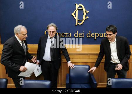 Angelo Bonelli, Nicola Fratoianni AVS con Roberto Salis (sx), Padre di Ilaria Salis detenuta in Ungheria e candidata Alleanza Verdi Sinistra alle elezioni europee, in occasione della conferenza stampa tenutasi alla Camera dei Deputati a Roma, Venerdì, 26. April 2024 (Foto Mauro Scrobogna/LaPresse) Angelo Bonelli, Nicola Fratoianni AVS mit Roberto Salis (links), Vater von Ilaria Salis in Ungarn inhaftiert, und Alleanza Verdi Sinistra Kandidat für die Europawahlen, anlässlich der Pressekonferenz in der Abgeordnetenkammer in Rom, Freitag, 26. April 2024 (Foto: Mauro Scrobo Stockfoto