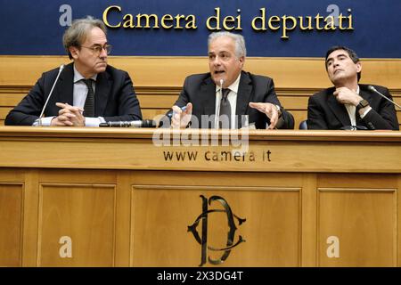 Angelo Bonelli, Nicola Fratoianni AVS con Roberto Salis (Centro), Padre di Ilaria Salis detenuta in Ungheria e candidata Alleanza Verdi Sinistra alle elezioni europee, in occasione della conferenza stampa tenutasi alla Camera dei Deputati a Roma, Venerdì, 26. April 2024 (Foto Mauro Scrobogna/LaPresse) Angelo Bonelli, Nicola Fratoianni AVS mit Roberto Salis (Mitte), Vater von Ilaria Salis in Ungarn inhaftiert, und Alleanza Verdi Sinistra Kandidat für die Europawahlen, anlässlich der Pressekonferenz in der Abgeordnetenkammer in Rom, Freitag, 26. April 2024 (Foto: Mauro Stockfoto