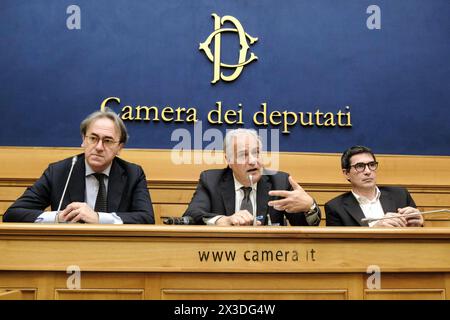 Angelo Bonelli, Nicola Fratoianni AVS con Roberto Salis (Centro), Padre di Ilaria Salis detenuta in Ungheria e candidata Alleanza Verdi Sinistra alle elezioni europee, in occasione della conferenza stampa tenutasi alla Camera dei Deputati a Roma, Venerdì, 26. April 2024 (Foto Mauro Scrobogna/LaPresse) Angelo Bonelli, Nicola Fratoianni AVS mit Roberto Salis (Mitte), Vater von Ilaria Salis in Ungarn inhaftiert, und Alleanza Verdi Sinistra Kandidat für die Europawahlen, anlässlich der Pressekonferenz in der Abgeordnetenkammer in Rom, Freitag, 26. April 2024 (Foto: Mauro Stockfoto