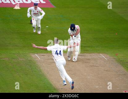 David Bedingham von Durham wird während des ersten Tages des Vitality County Championship Matches im Seat Unique Riverside, Chester-le-Street, von Essex's Jamie Porter gekegelt. Bilddatum: Freitag, 26. April 2024. Stockfoto