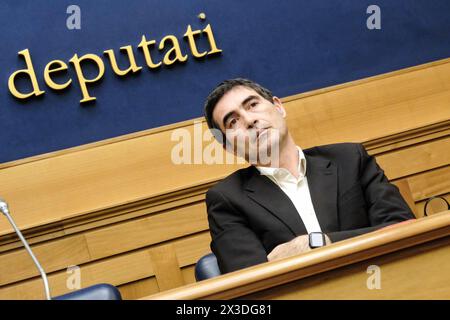 Roma, Italien. April 2024. Angelo Bonelli, Nicola Fratoianni AVS in occasione della conferenza stampa sulla candidatura di Ilaria Salis alle elezioni europee tenutasi alla Camera dei Deputati a Roma, Venerdì, 26. April 2024 (Foto Mauro Scrobogna/LaPresse) Angelo Bonelli, Nicola Fratoianni AVS anlässlich der Pressekonferenz zur Vorstellung von Ilaria Salis als Kandidat für die Europawahlen, die am Freitag, 26. April 2024 in der Abgeordnetenkammer in Rom stattfand (Foto: Mauro Scrobogna/LaPresse) Credit: LaPresse/Alamy Live News Stockfoto