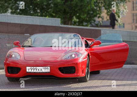 MOSKAU, RUSSLAND - 22. Juni 2016: Ferrari 360 Spider parkt auf der Seitenstraße. Stockfoto