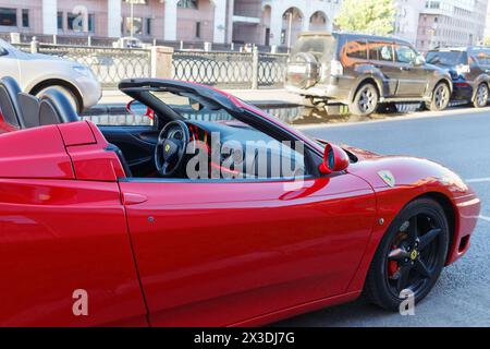 MOSKAU, RUSSLAND - 22. Juni 2016: Luxuriöser roter Roadster, Ferrari 360 Spider, auf der Stadtstraße Stockfoto