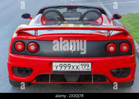 MOSKAU, RUSSLAND – 22. Juni 2016: Rückansicht des luxuriösen roten Roadsters Ferrari 360 Spider Stockfoto