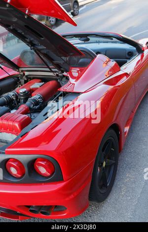 MOSKAU, RUSSLAND - 22. Juni 2016: Roter Luxus-Roadster, Ferrari 360 Spider, Look mit weichem Stoßfänger auf der Stadtstraße Stockfoto