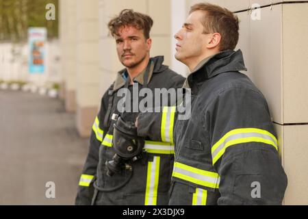 Porträt zweier Helme ohne Helm in Schutzanzügen draußen Stockfoto