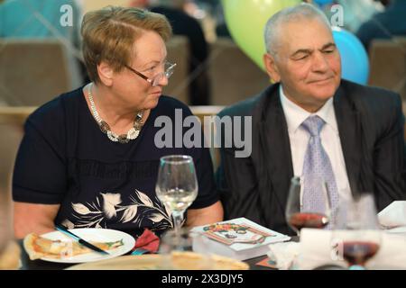 Porträt der Familie älteres Ehepaar, Mann und Frau im Urlaub, Festmahl Stockfoto