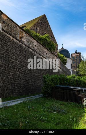 Schloss Stolpen, Teilruine einer mittelalterlichen Hügelburg, später ein Schloss und eine Festung, gegründet auf dem Basaltberg von Stolpen, Sachsen. Stockfoto