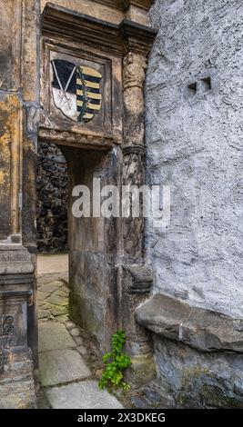 Tor und kursächsisches Wappen am Taxmanturm der Burg Stolpen auf dem Basaltberg von Stolpen, Sachsen, Deutschland, nur zur redaktionellen Verwendung. Stockfoto