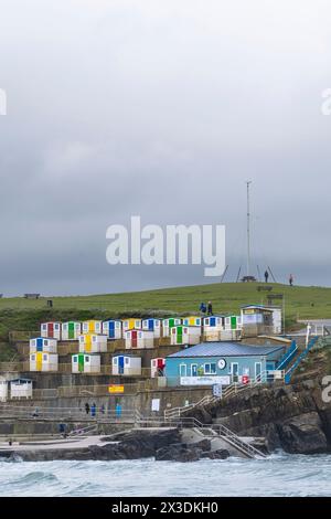 Strandhütten am Bude Sea Pool an der Küste von Bude in Cornwall in Großbritannien. Stockfoto