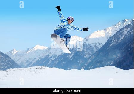 Collage mit Snowboarder in Helm und Sportanzug springt im verschneiten Winter auf dem Snowboard in den Bergen Stockfoto