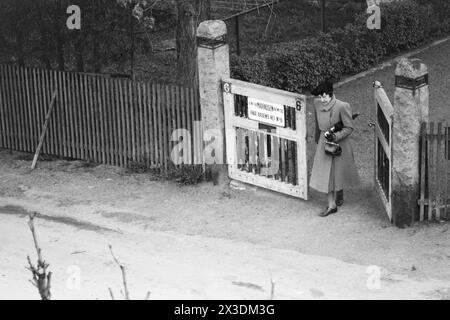 Aktuell 11–1946: Bekannte Landsvikere auf Frifot. Frau Maria Quisling auf dem Weg aus der Villa 'Maihaugen' in Vinderen.Foto: Th Skotaam / aktuell / NTB **Foto ist nicht bildbearbeitet*** dieser Bildtext wird automatisch übersetzt Stockfoto