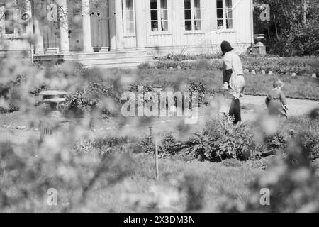 Aktuell 11–1946: Bekannte Landsvikere auf Frifot. Marie Hamsun im Garten auf dem Herrensitz Nørholmen außerhalb von Grimstad.Foto: Th Skotaam / aktuell / NTB **Foto ist nicht bildbearbeitet*** dieser Bildtext wird automatisch übersetzt Stockfoto