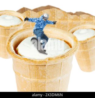 Collage mit fliegendem Snowboarder im Hintergrund weiße Eiscremes in Waffelbechern isoliert auf weißem Hintergrund Stockfoto
