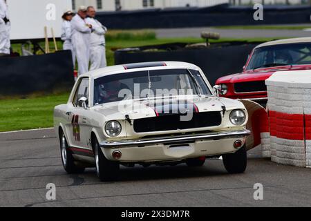 Mike Whitaker Jnr, Andrew Jordan, Ford Mustang, Ken Miles Cup, ein fünfundvierzigminütiges Rennen mit zwei Fahrern für Ford Mustangs, das bis zu 1966 teilnahm, es ist si Stockfoto