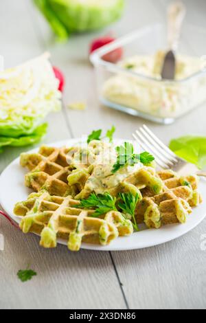 Gemüsekohl-Waffeln mit Kräutern gebraten. Stockfoto