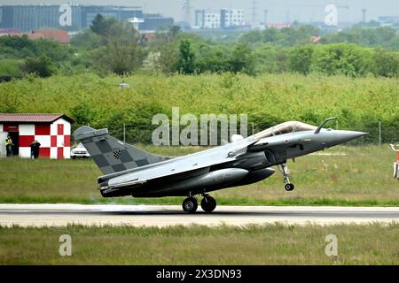 Velika Gorica, 250424. Internationaler Flughafen Dr. Franjo Tudjman, Pleso. Feierliche Ankunft der ersten Gruppe von Rafale-Mehrzweckflugzeugen in Kroatien. Foto: Goran Mehkek / CROPIX Copyright: XxGoranxMehkekx/xCROPIXx gm rafale60-250424 Stockfoto