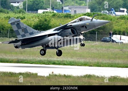 Velika Gorica, 250424. Internationaler Flughafen Dr. Franjo Tudjman, Pleso. Feierliche Ankunft der ersten Gruppe von Rafale-Mehrzweckflugzeugen in Kroatien. Foto: Goran Mehkek / CROPIX Copyright: XxGoranxMehkekx/xCROPIXx gm rafale61-250424 Stockfoto