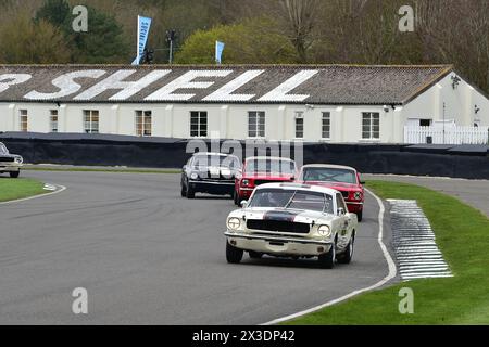 Mike Whitaker Jnr, Andrew Jordan, Ford Mustang, Ken Miles Cup, ein fünfundvierzigminütiges Rennen mit zwei Fahrern für Ford Mustangs, das bis zu 1966 teilnahm, es ist si Stockfoto