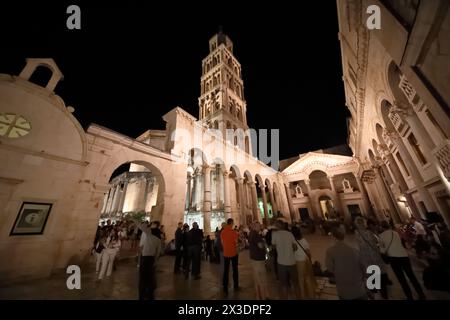 SPLIT, KROATIEN - 19. MAI 2017: Touristen im Péristyl Palast des Kaisers Diokletian am Abend Stockfoto