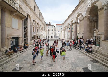 SPLIT, KROATIEN - 21. MAI 2017: Touristen besuchen den Innenhof des Diokletianerpalastes mit der antiken römischen Kolonnade in Split Stockfoto