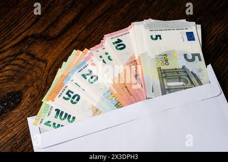 Umschlag voller Geld, Symbolfoto Gehaltstüte, Bestechlichkeit Stockfoto