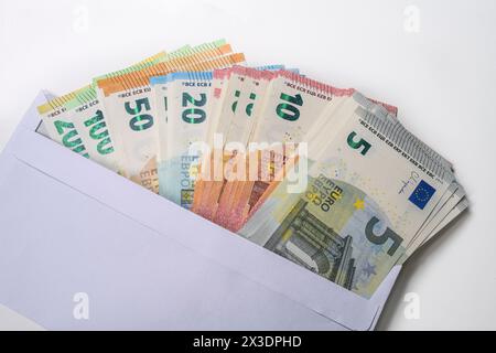 Umschlag voller Geld, Symbolfoto Gehaltstüte, Bestechlichkeit Stockfoto