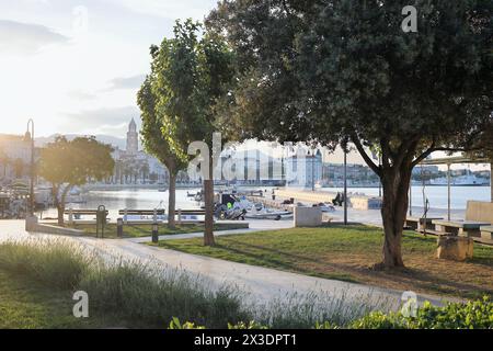 SPLIT, KROATIEN - 22. MAI 2017: Uferung von Riva mit den Schiffen Jadrolinija am frühen Morgen in Split Stockfoto