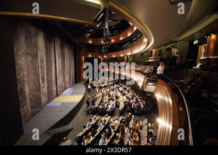 MOSKAU - 14. September 2017: Das Auditorium mit einer Bühne und einer Reihe von Stühlen mit Zuschauern wartet auf den Beginn der Aufführung im Moskauer Theater CE Stockfoto