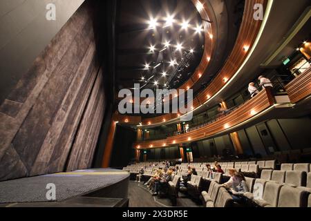 MOSKAU - 14. September 2017: Das Auditorium mit Bühne und Balkonen im Moskauer Theaterzentrum Cherry Orchard. Der Saal bietet Platz für 300 Zuschauer Stockfoto