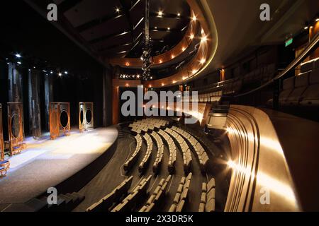 MOSKAU - 14. September 2017: Innenraum eines leeren kleinen Saals mit einer Bühne mit Landschaft und einem Saal mit Stühlen und Balkonen im Moskauer Theater CE Stockfoto