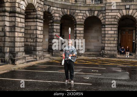 Edinburgh, Lothian, Schottland, Großbritannien. August 2023. Jongleur, Straßenkünstler. Stockfoto