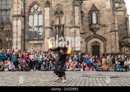 Edinburgh, Lothian, Schottland, Großbritannien. August 2023. Straßenkünstler versuchen, etwas Geld von den Zuschauern in der Royal Mile von Edinburgh zu locken. Es fiel Regen auf Stockfoto