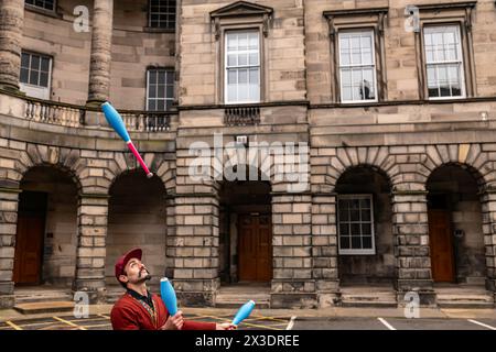 Edinburgh, Lothian, Schottland, Großbritannien. August 2023. Jongleur, Straßenkünstler. Stockfoto