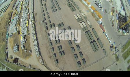 MOSKAU, RUSSLAND - 20. APRIL 2014: Panzer und Militärfahrzeuge werden auf dem Chodynskoe-Feld geparkt, das für die Siegesparade vorbereitet ist Stockfoto