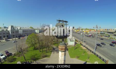 MOSKAU, RUSSLAND - 26. APRIL 2014: Denkmal des höchsten Schiffes auf dem Rischskaja-Platz und dem Rischski-Bahnhof, aus der Vogelperspektive Stockfoto
