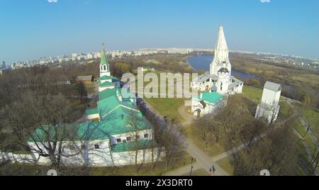 Architektonischer Komplex mit Himmelfahrtskirche im Museum-Reservat Kolomenskoe an sonnigen Tagen, Blick aus der Luft Stockfoto