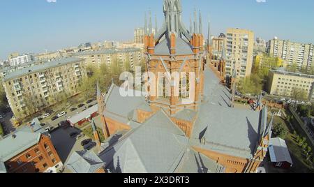 MOSKAU, RUSSLAND - 20. APRIL 2014: Oberer Teil der katholischen Kathedrale der Unbefleckten Empfängnis der Heiligen Jungfrau Maria aus der Luft. Die Kathedrale wurde in eröffnet Stockfoto