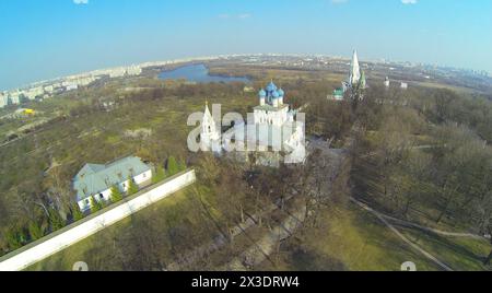 Architektonischer Komplex mit Kirche von Kasan, Ikone der Mutter Gottes und Tempel der Himmelfahrt im Museum-Reserve Kolomenskoe, aus der Vogelperspektive Stockfoto