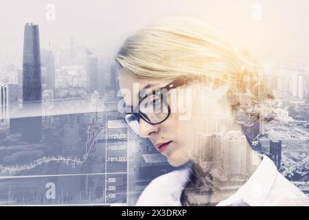 Attraktive Geschäftsfrau in Brille bei der Arbeit, Collage, Multi-Exposure Stockfoto