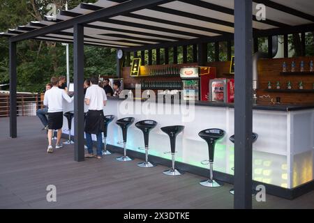 RUSSLAND, MOSKAU - 31. JUL, 2015: Menschen arbeiten in einer Bar bei VDNKH. Stockfoto