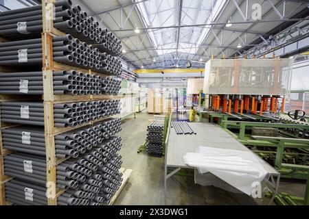 MOSKAU, RUSSLAND - 01. März 2017: Kunststoffrohre in Verpackungen und Maschinen zum Sortieren und Verpacken von Rohren in der Werkshalle von Sinikon. Der gemeinsame Russisch-Itali Stockfoto