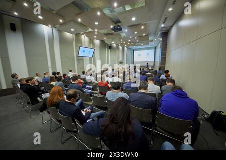 MOSKAU, RUSSLAND - 25. APR 2017: Hörer im Auditorium während der AI-Konferenz im Novotel Moscow City Hotel. Die Konferenz widmet sich der Einführung von Kunst Stockfoto