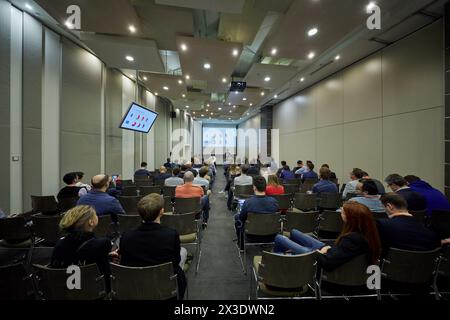 MOSKAU, RUSSLAND - 25. APR 2017: Während der AI-Konferenz im Novotel Moscow City Hotel lauschen die Menschen im Auditorium dem Sprecher. Die Konferenz widmet sich den Themen Stockfoto