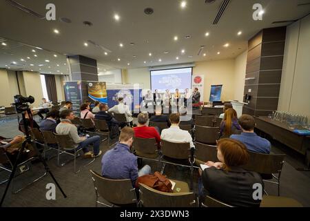 MOSKAU, RUSSLAND - 25. April 2017: Teilnehmer im Auditorium während der AI-Konferenz im Novotel Moscow City Hotel. Die Konferenz widmet sich der Einführung von Stockfoto