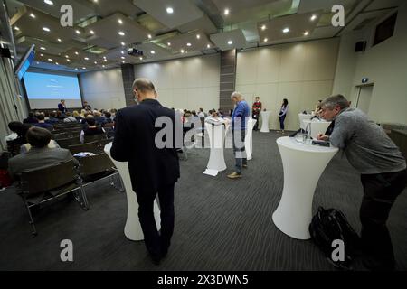 MOSKAU, RUSSLAND - 25. April 2017: Konferenzteilnehmer im Auditorium während der AI-Konferenz im Novotel Moscow City Hotel. Die Konferenz widmet sich der Einführung Stockfoto