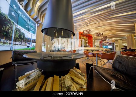 MOSKAU, RUSSLAND - 25. APR 2017: Innenraum der MC Traders Lounge Bar in der Halle des Novotel Moscow City Hotel mit Kamin und Bierkeller. Stockfoto