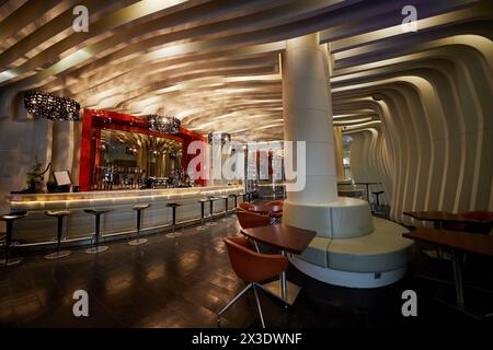 MOSKAU, RUSSLAND - 25. APR 2017: Innenausstattung der MC Traders Lounge Bar im Saal des Novotel Moscow City Hotel. Die Bar hat einen Kamin und einen Bierkeller. Stockfoto