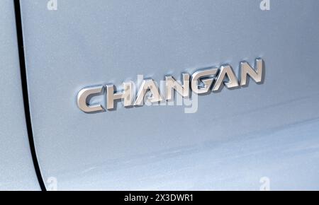 Samara, Russland - 16. April 2024: Nahaufnahme des Changan-Logos auf dem Auto. Chinesischer Automobilhersteller Stockfoto